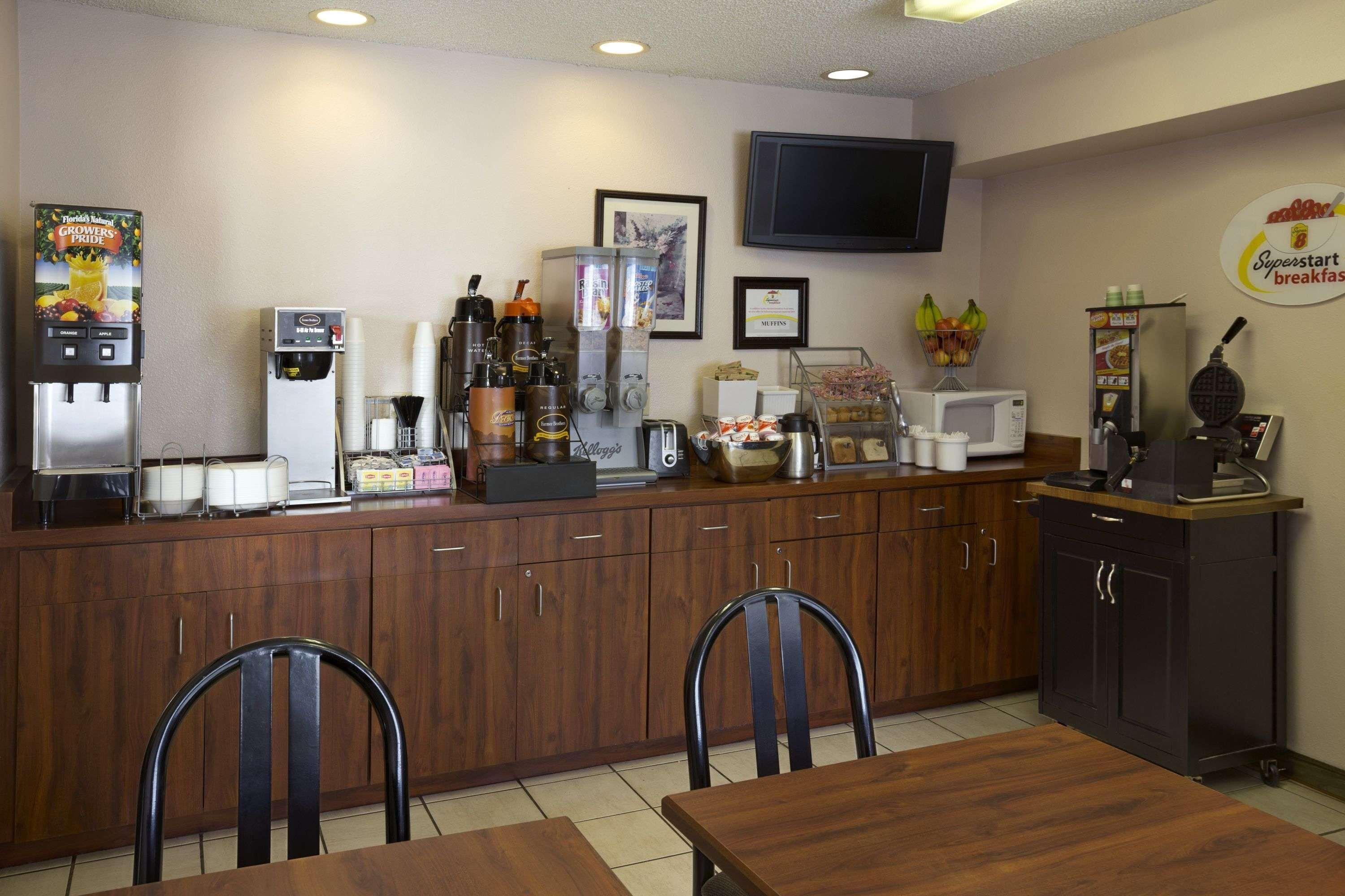 Motel Super 8 By Wyndham Airport 3*