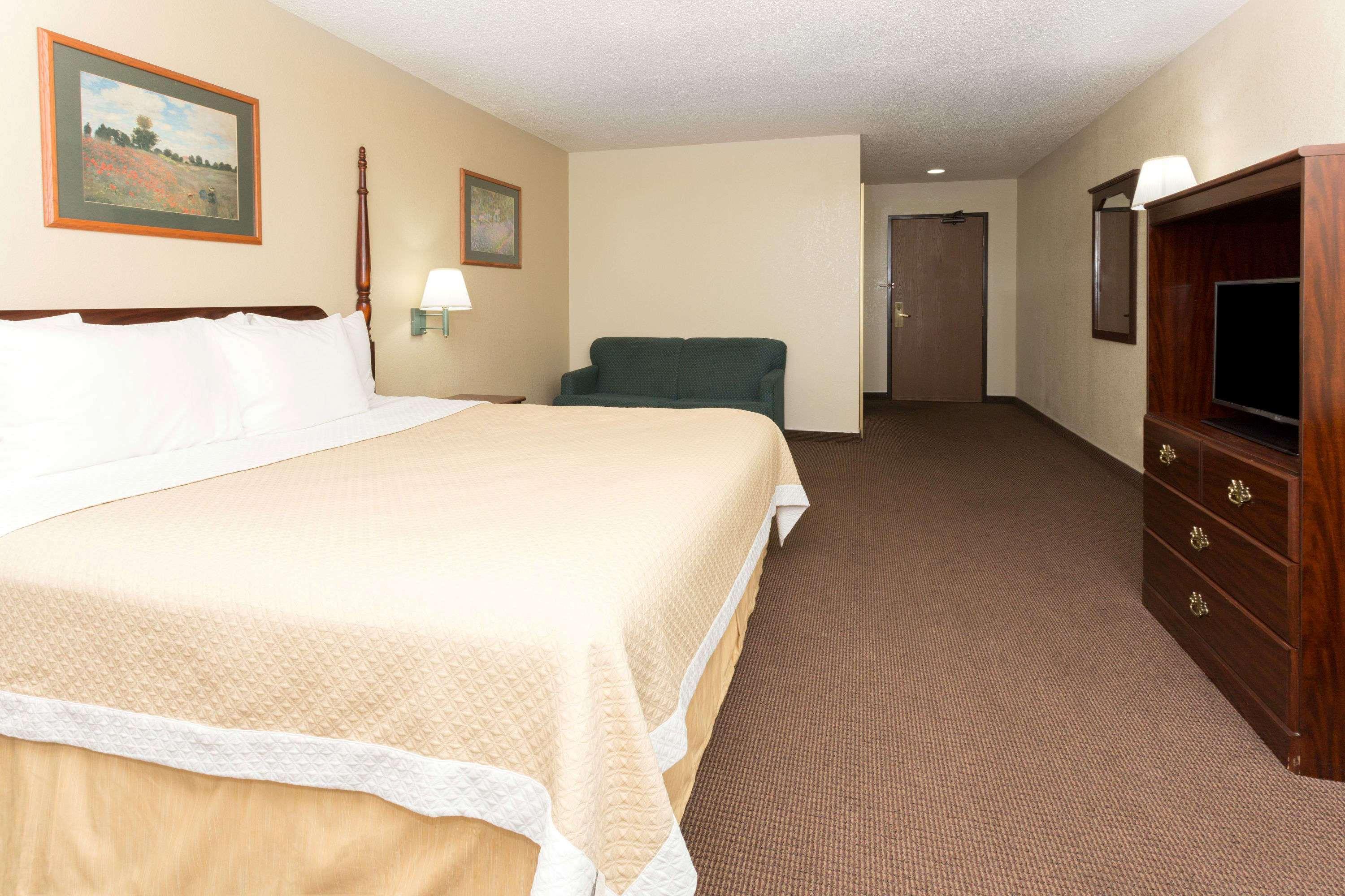 Days By Wyndham Airport Hotel *