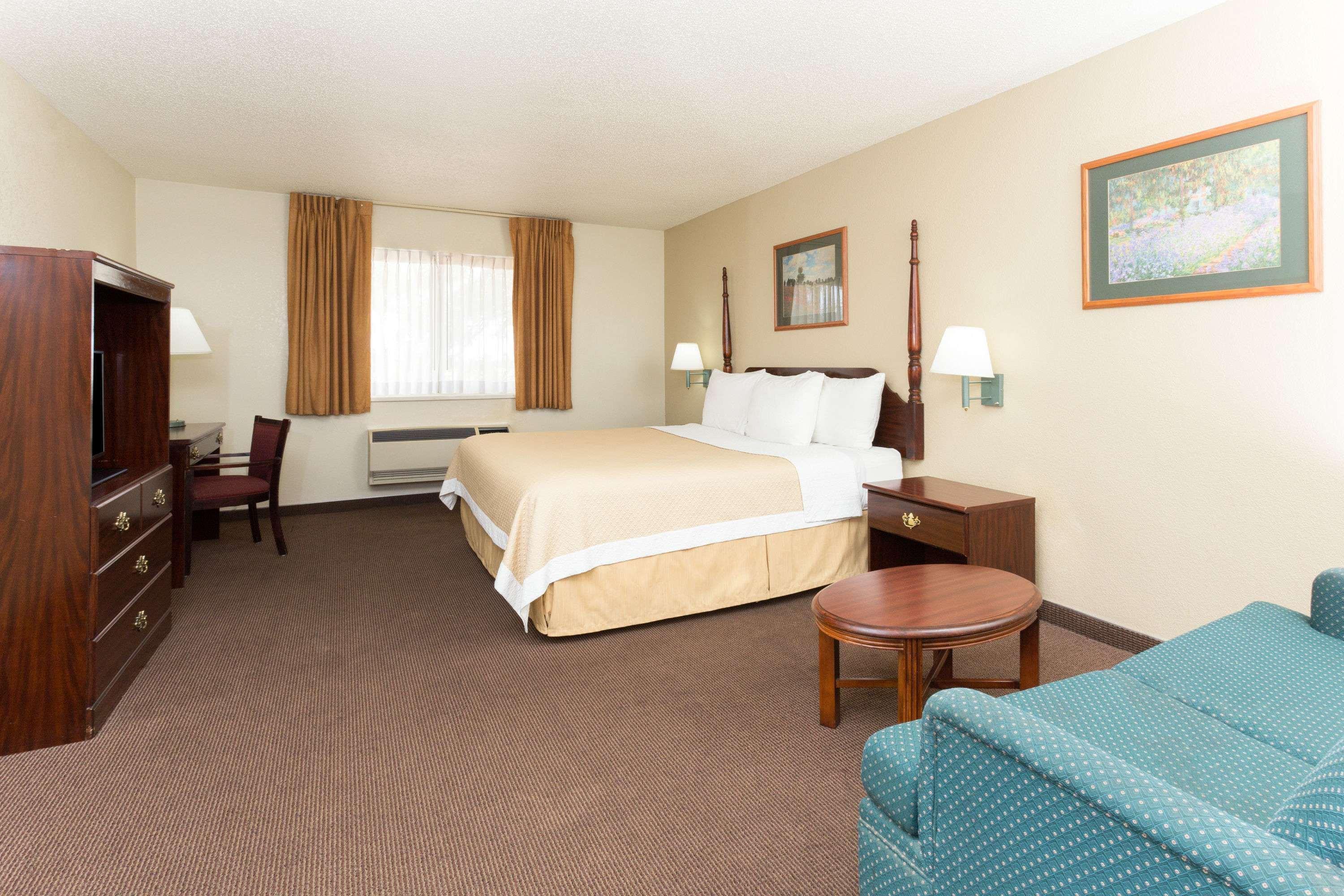 Days By Wyndham Airport *