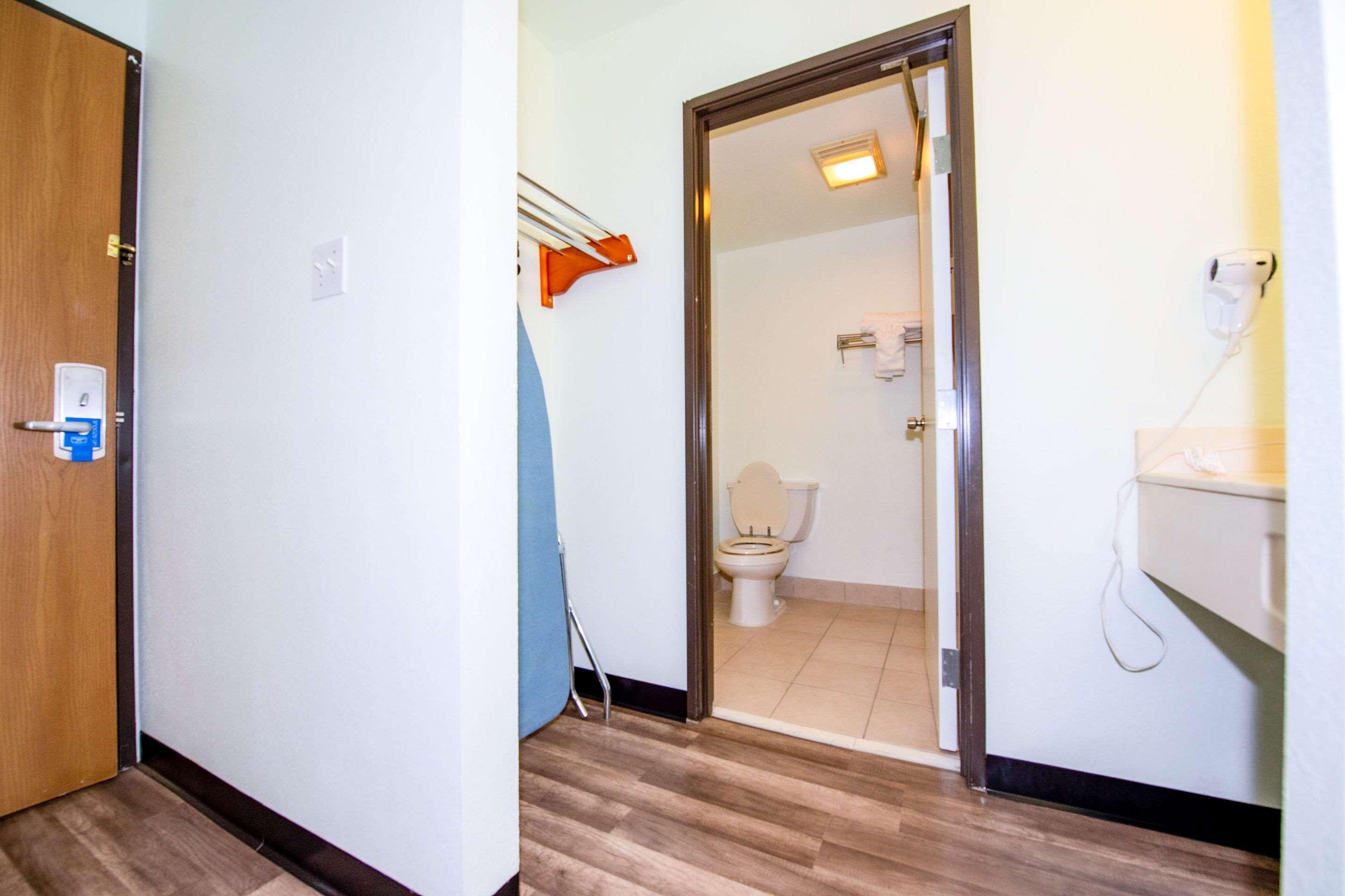 Rodeway Hotel 2*