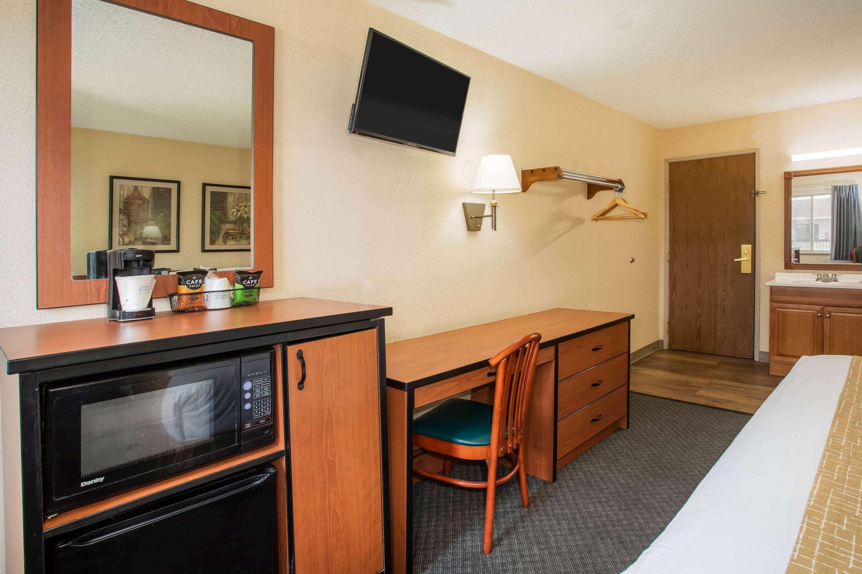 Travelodge By Wyndham Airport - Peterson Sfb Hotel Colorado Springs