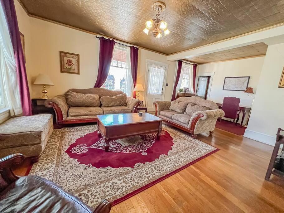 Full Kitchen,close To Downtown And Family Friendly *