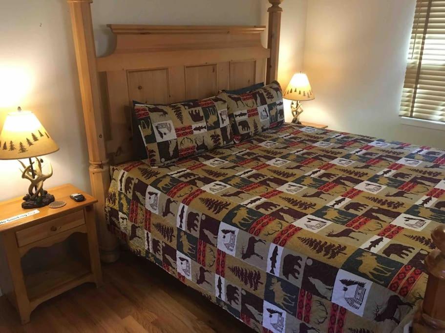 Beautiful Perfectly Located Hot Tub Fire Pit Bikes Holiday home Colorado Springs