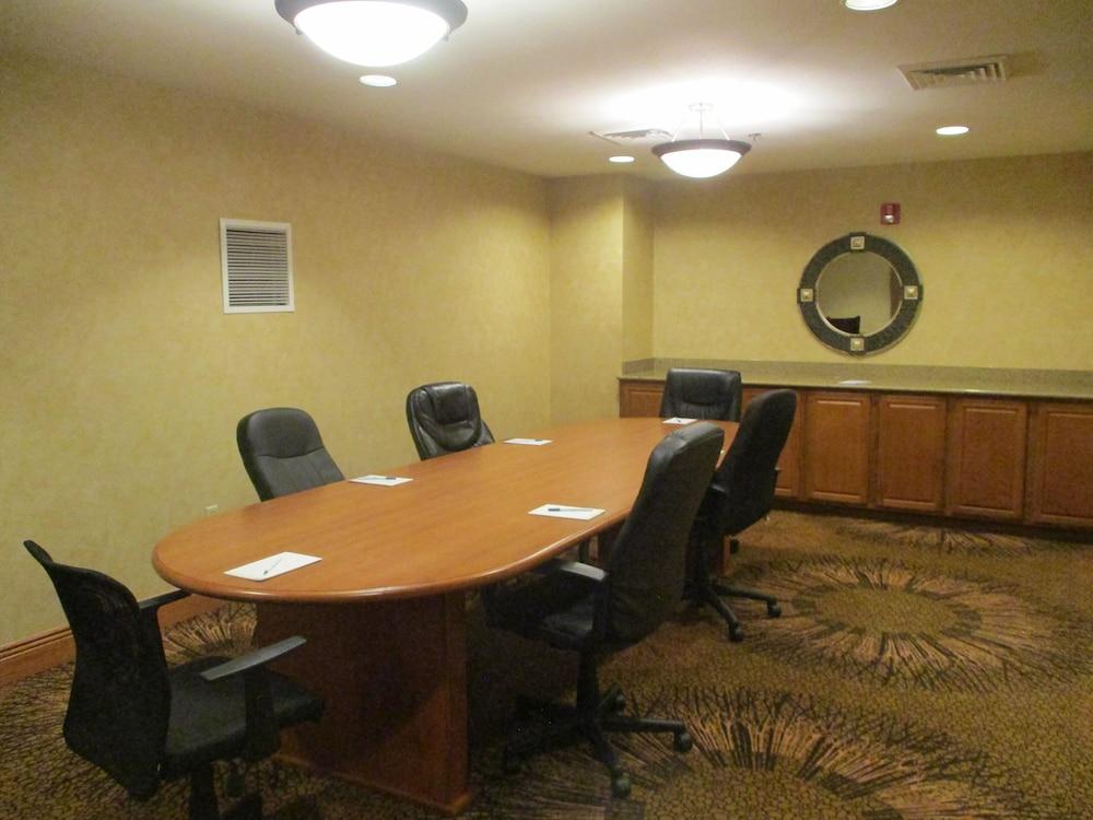 Hyatt House Airport Hotel 3*