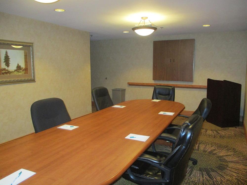 Hyatt House Airport 3*