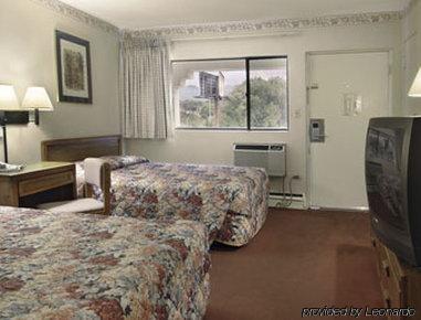 Howard Johnson By Wyndham