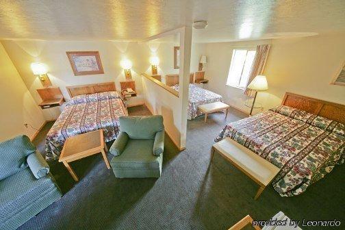 Lodge Rainbow And Colorado Springs