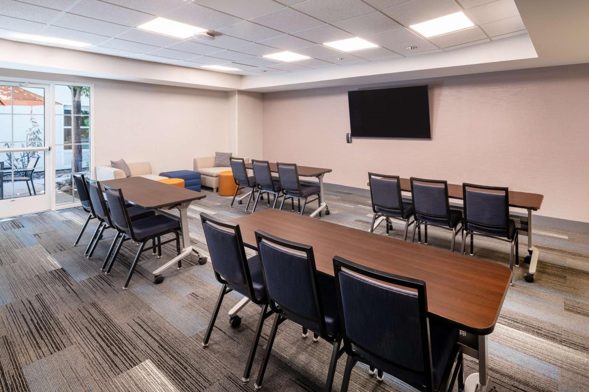 Hyatt House Airport Hotel 3*