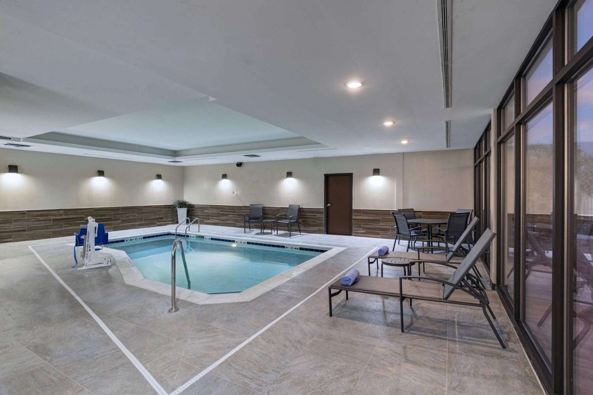 Fairfield & By Marriott East 3*