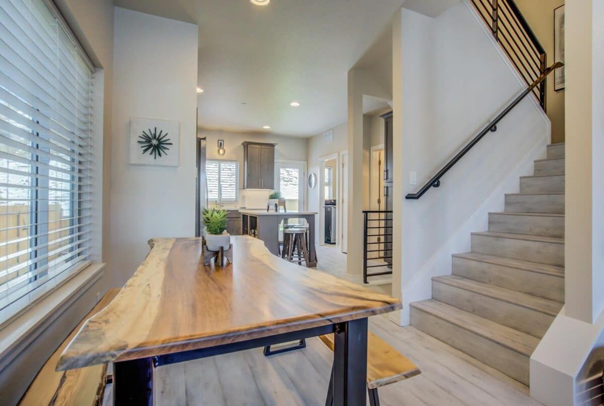 Holiday home 4br Urban Rooftop Patio With Views *
