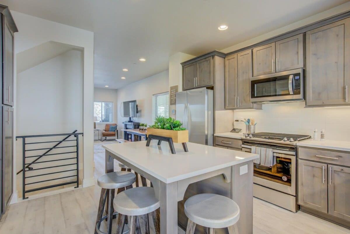 Holiday home 4br Urban Rooftop Patio With Views *