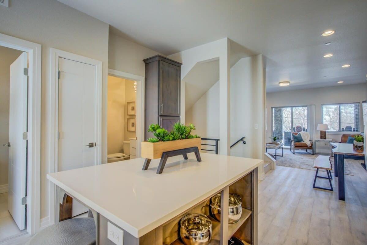 Holiday home 4br Urban Rooftop Patio With Views *