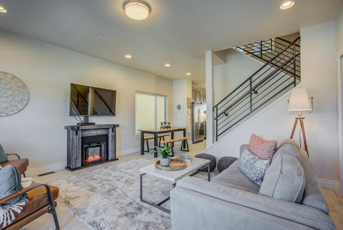 Holiday home 4br Urban Rooftop Patio With Views *