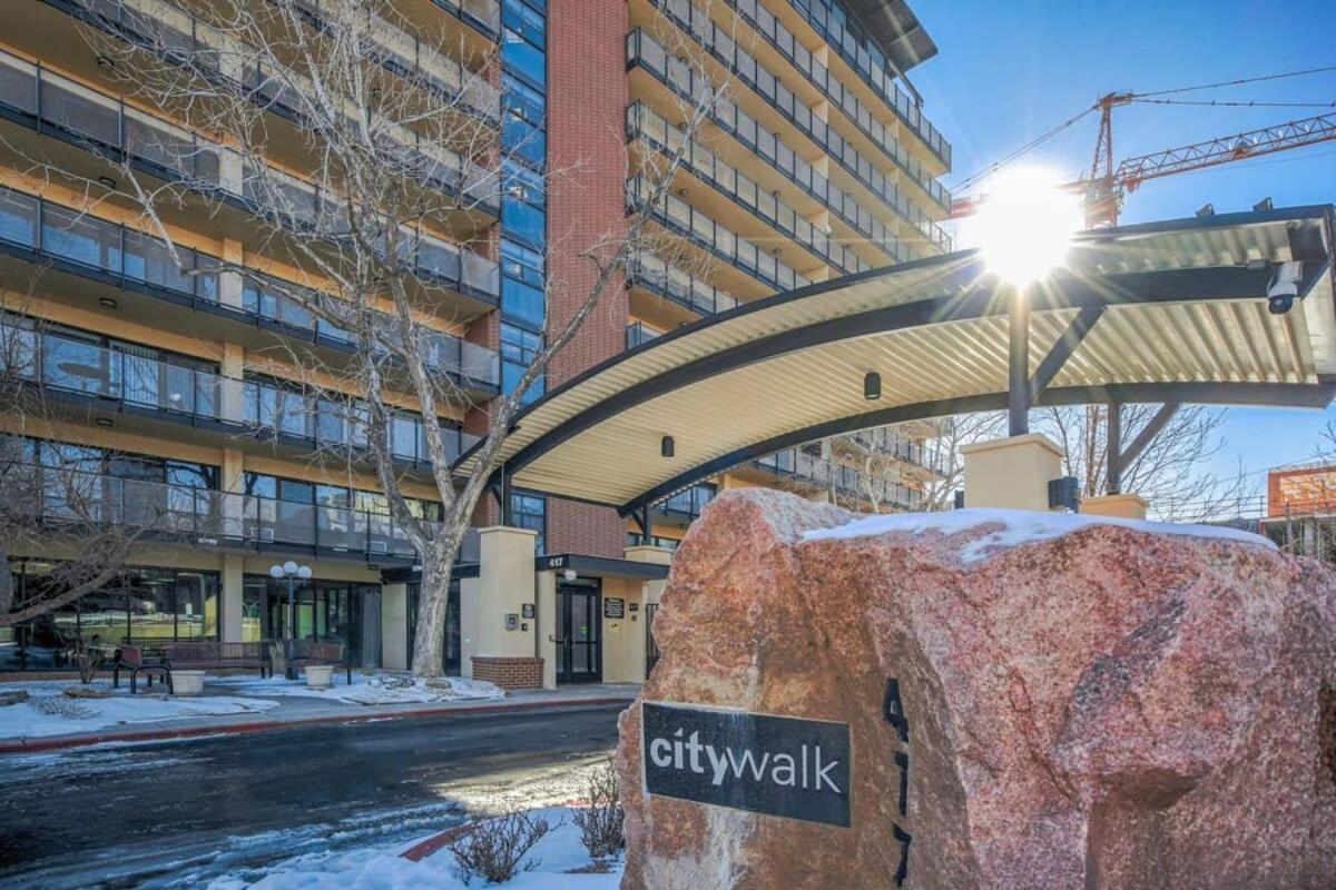 Chic Skyview Downtown Apartment *