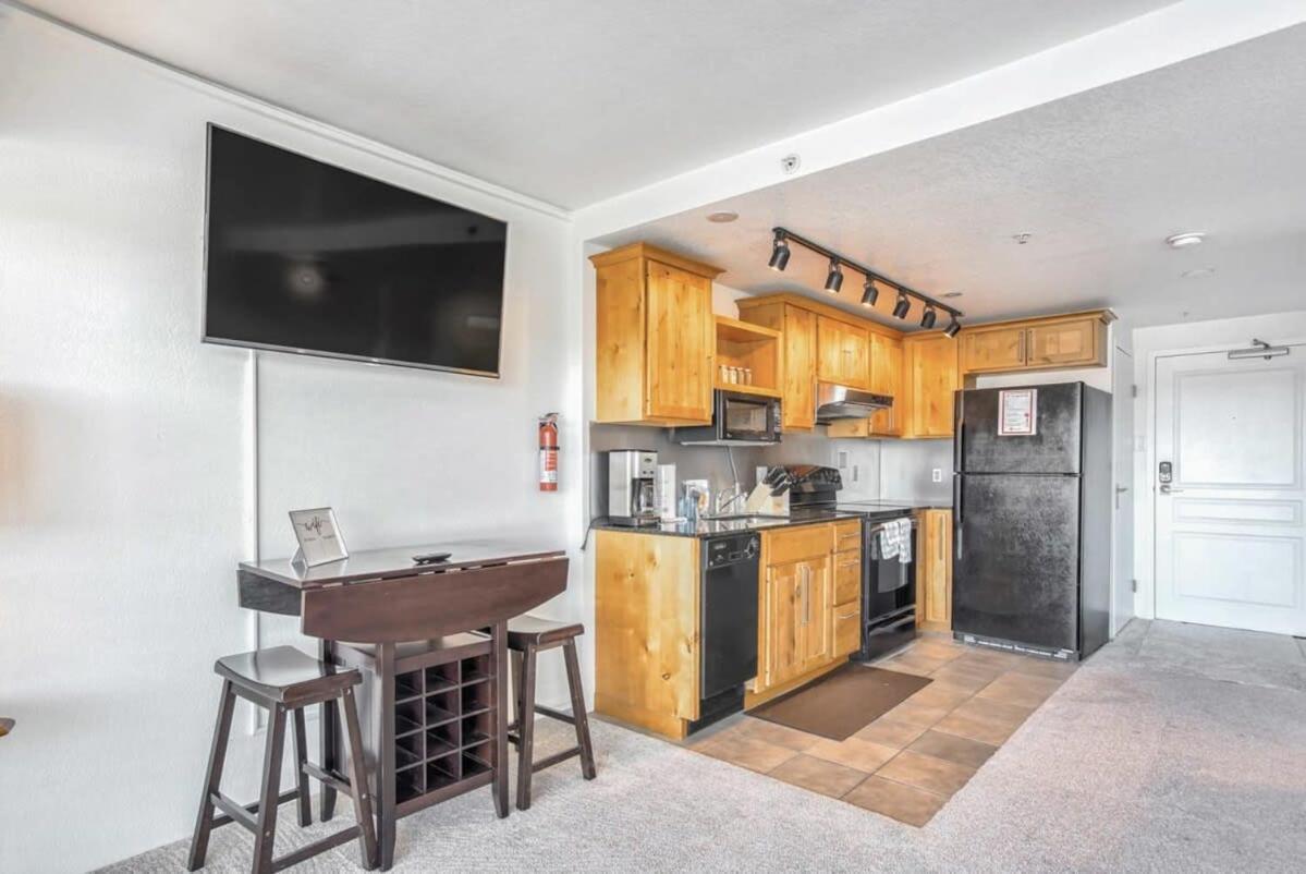 Chic Skyview Downtown Apartment