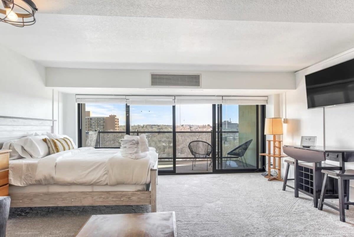 Chic Skyview Downtown Apartment *