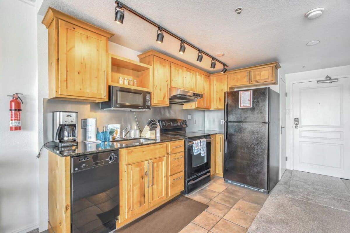 Chic Skyview Downtown Apartment *