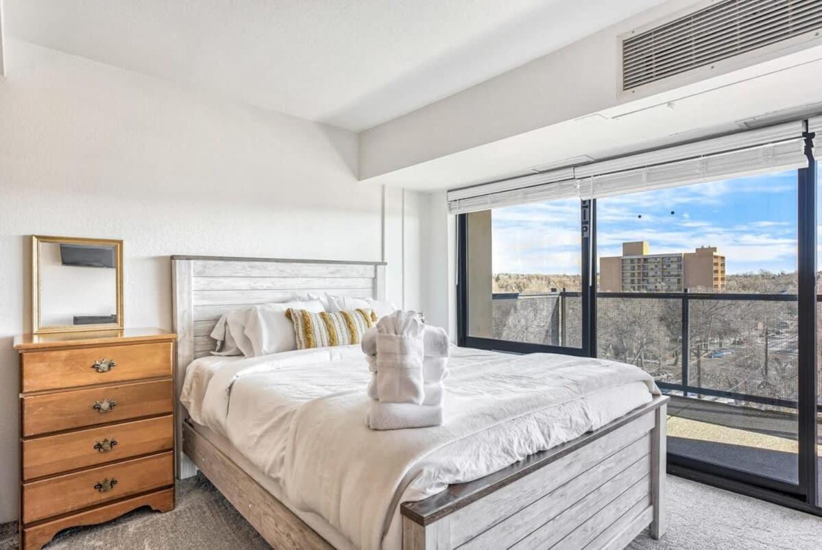 Chic Skyview Downtown Apartment