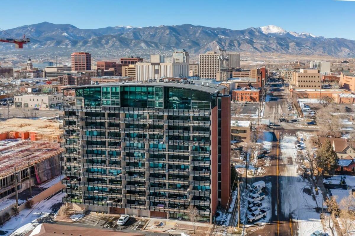 Chic Skyview Downtown Apartment *