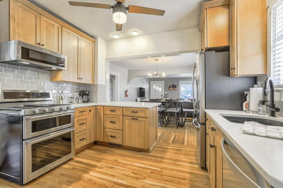 Holiday home 3bd Downtown Family Escape Grill Fire Pit *