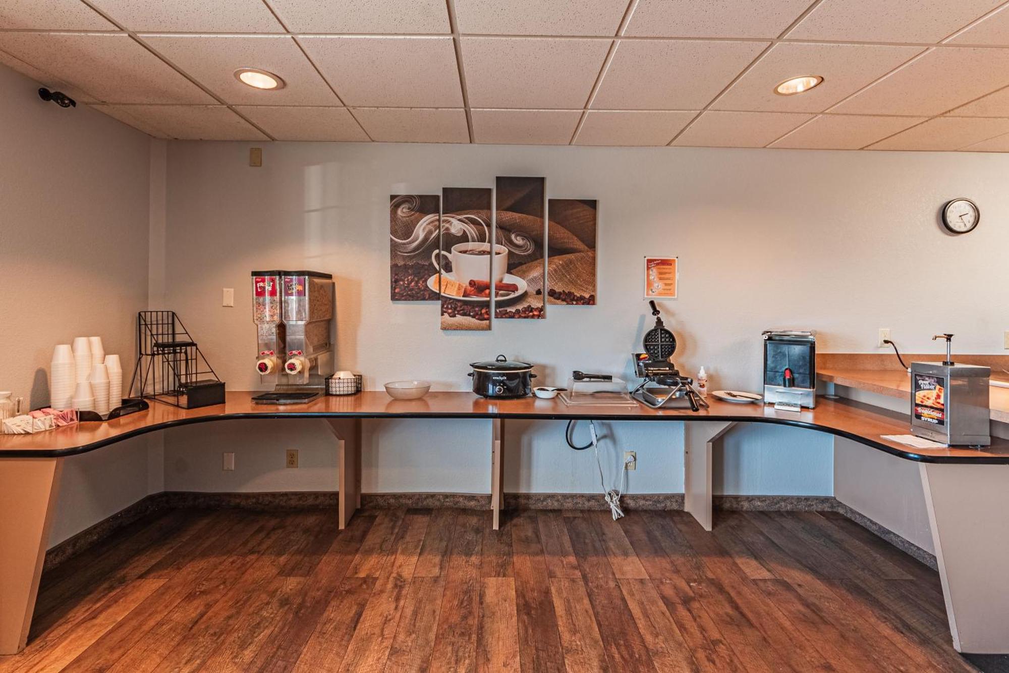 Travelodge By Wyndham Airport - Peterson Sfb Hotel 2*