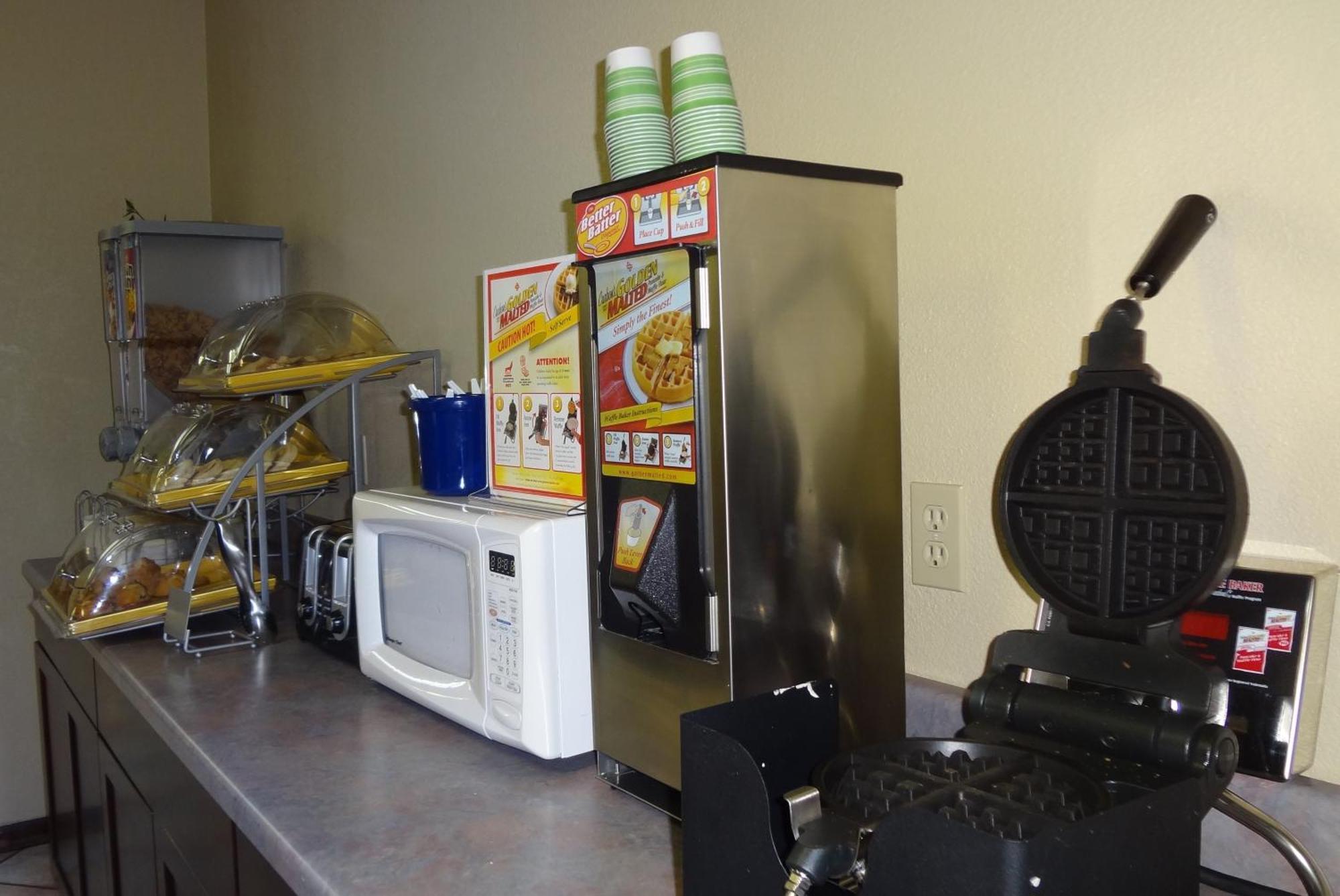 Super 8 By Wyndham Airport Motel