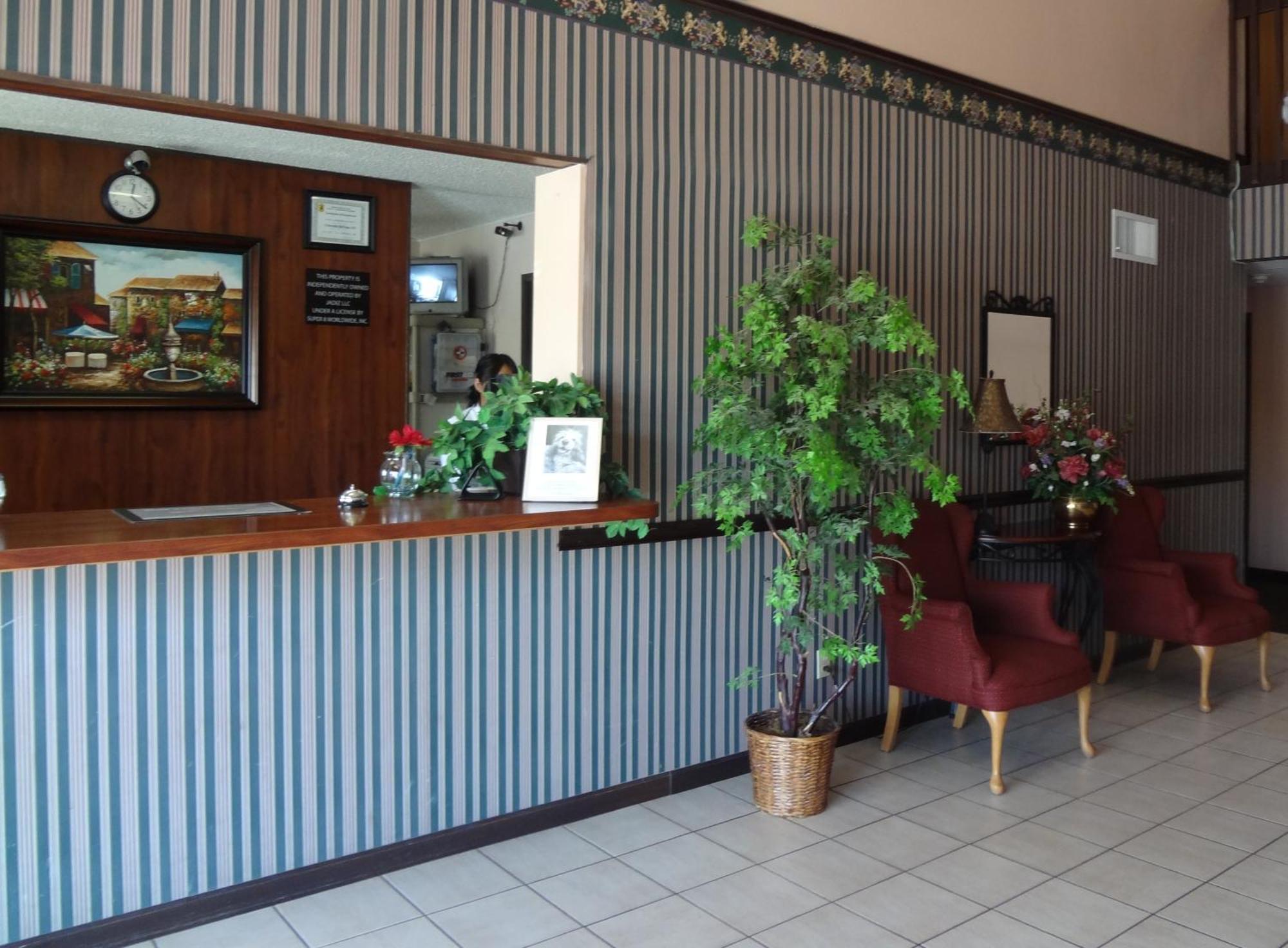 Motel Super 8 By Wyndham Airport