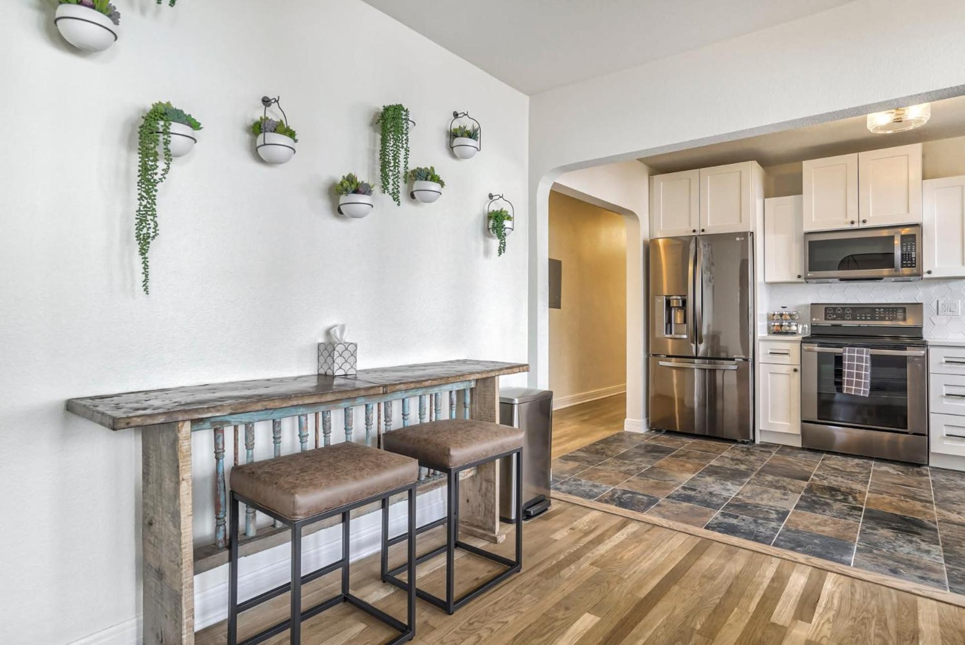 Pikes Adventure - Downtown King Scenic Views Apartment