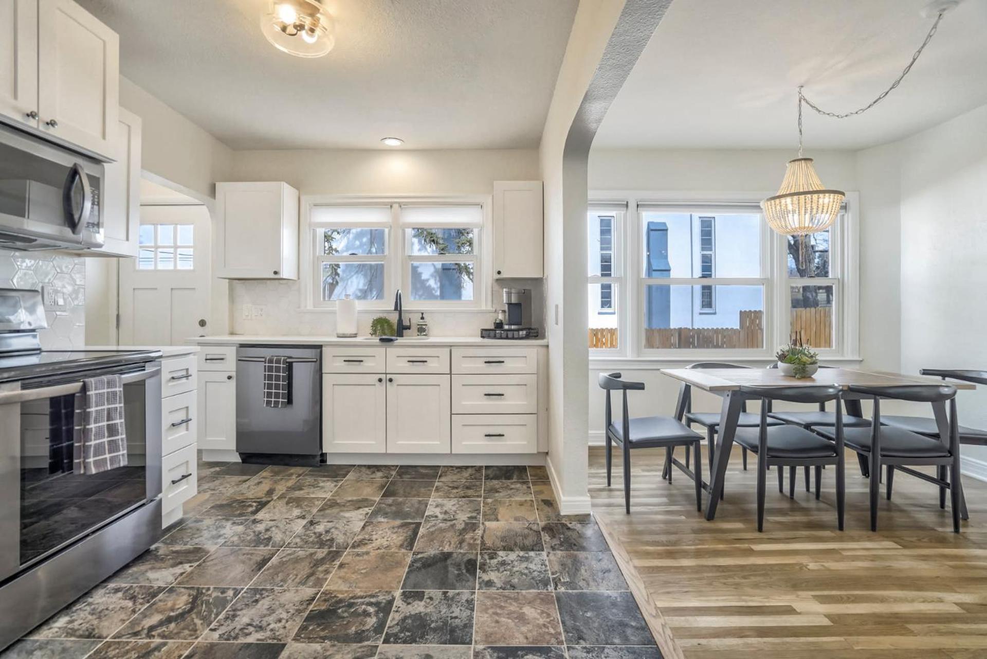 Pikes Adventure - Downtown King Scenic Views Apartment *