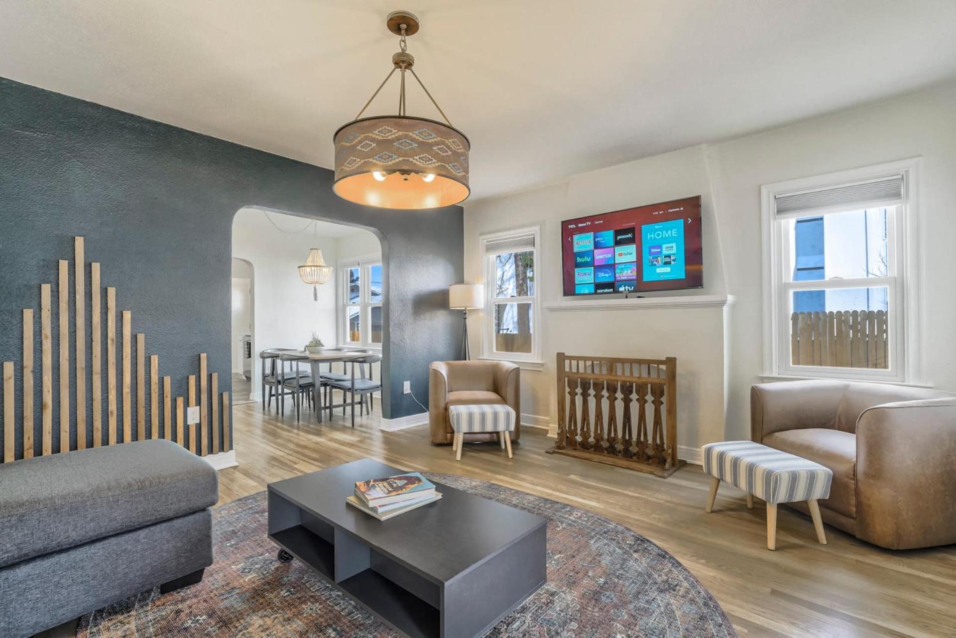 Pikes Adventure - Downtown King Scenic Views Apartment *
