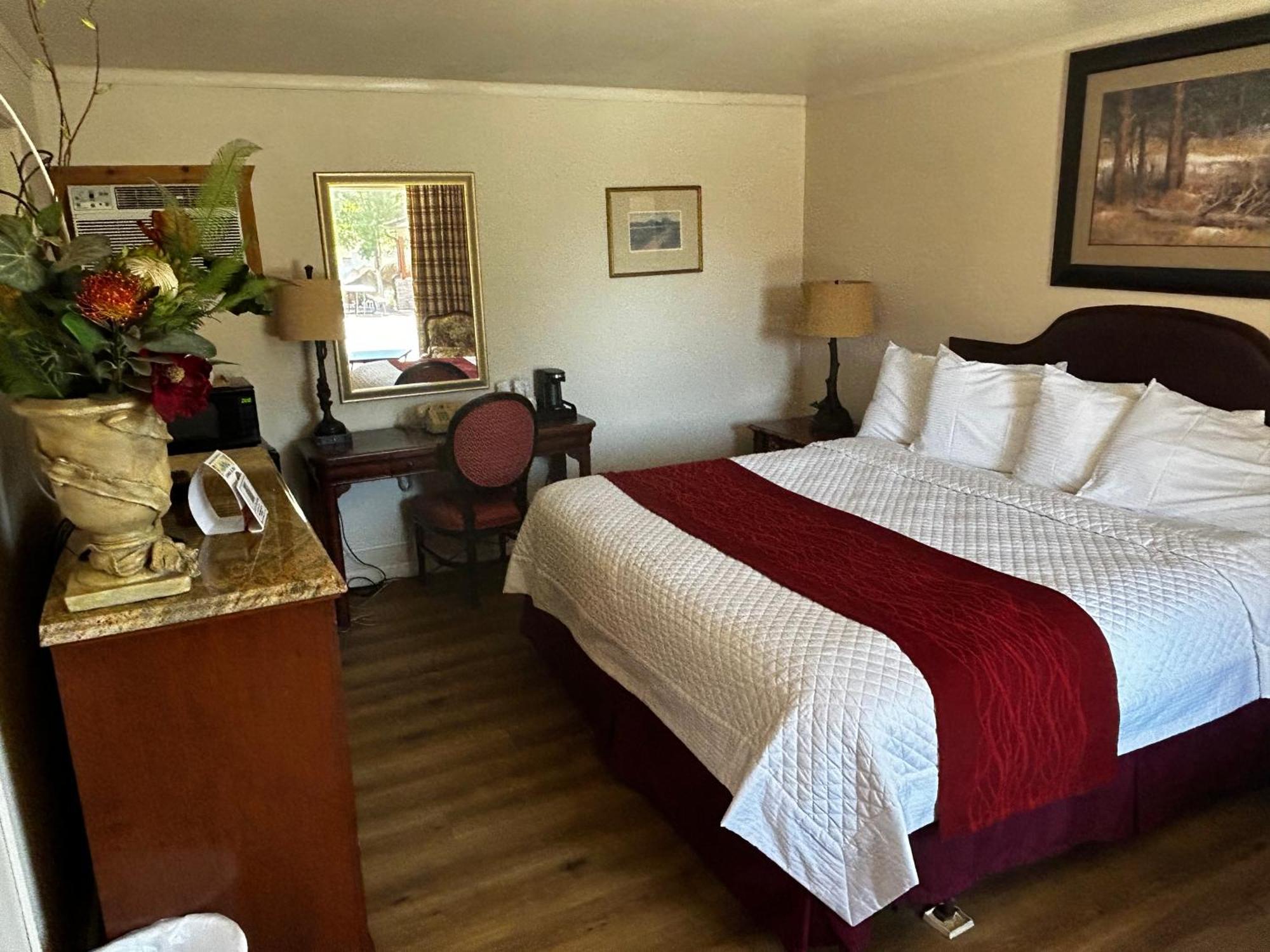 Lodge Rainbow And Colorado Springs