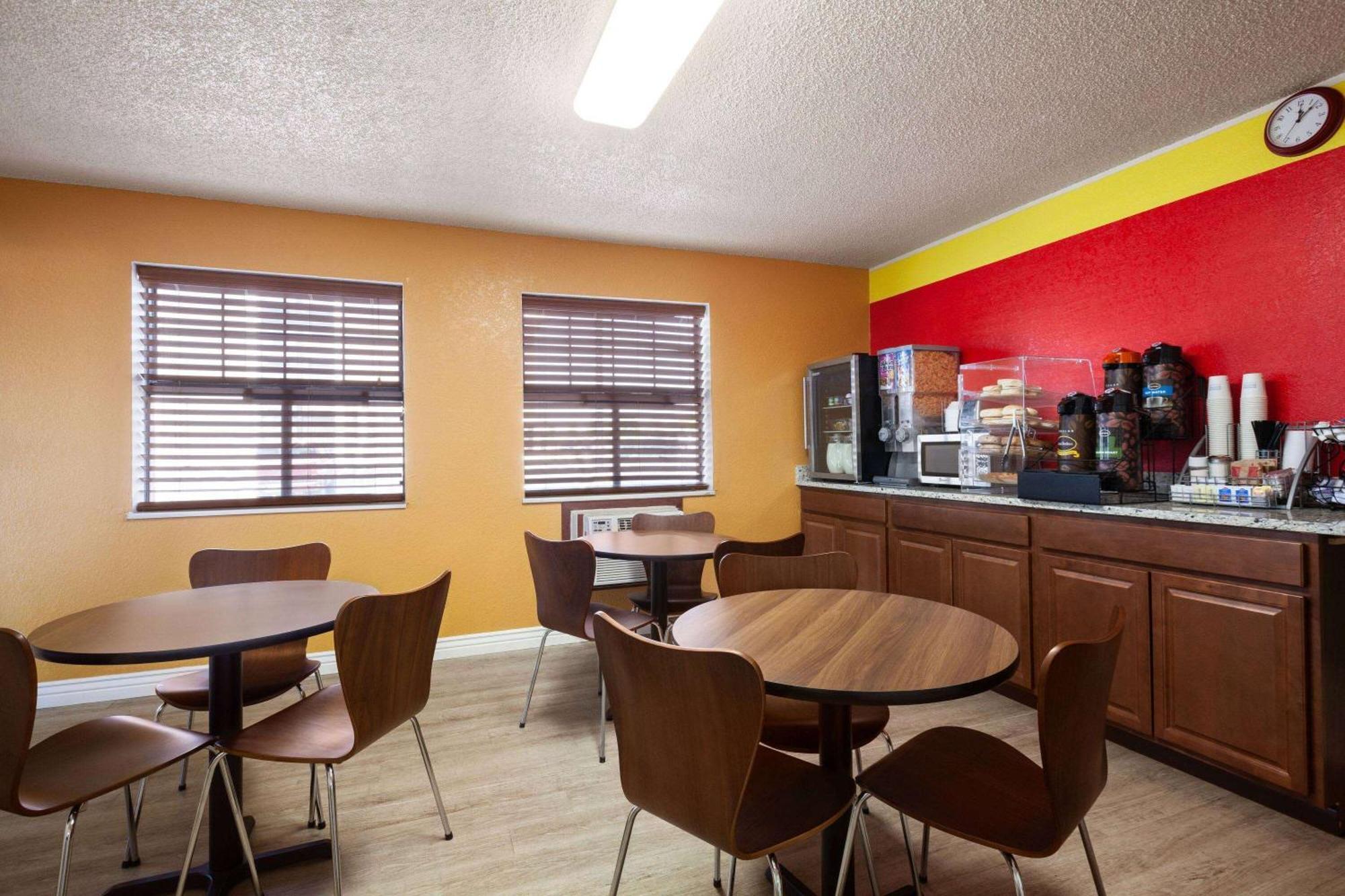 Hotel Super 8 By Wyndham Colorado Springs/afa Area 2*