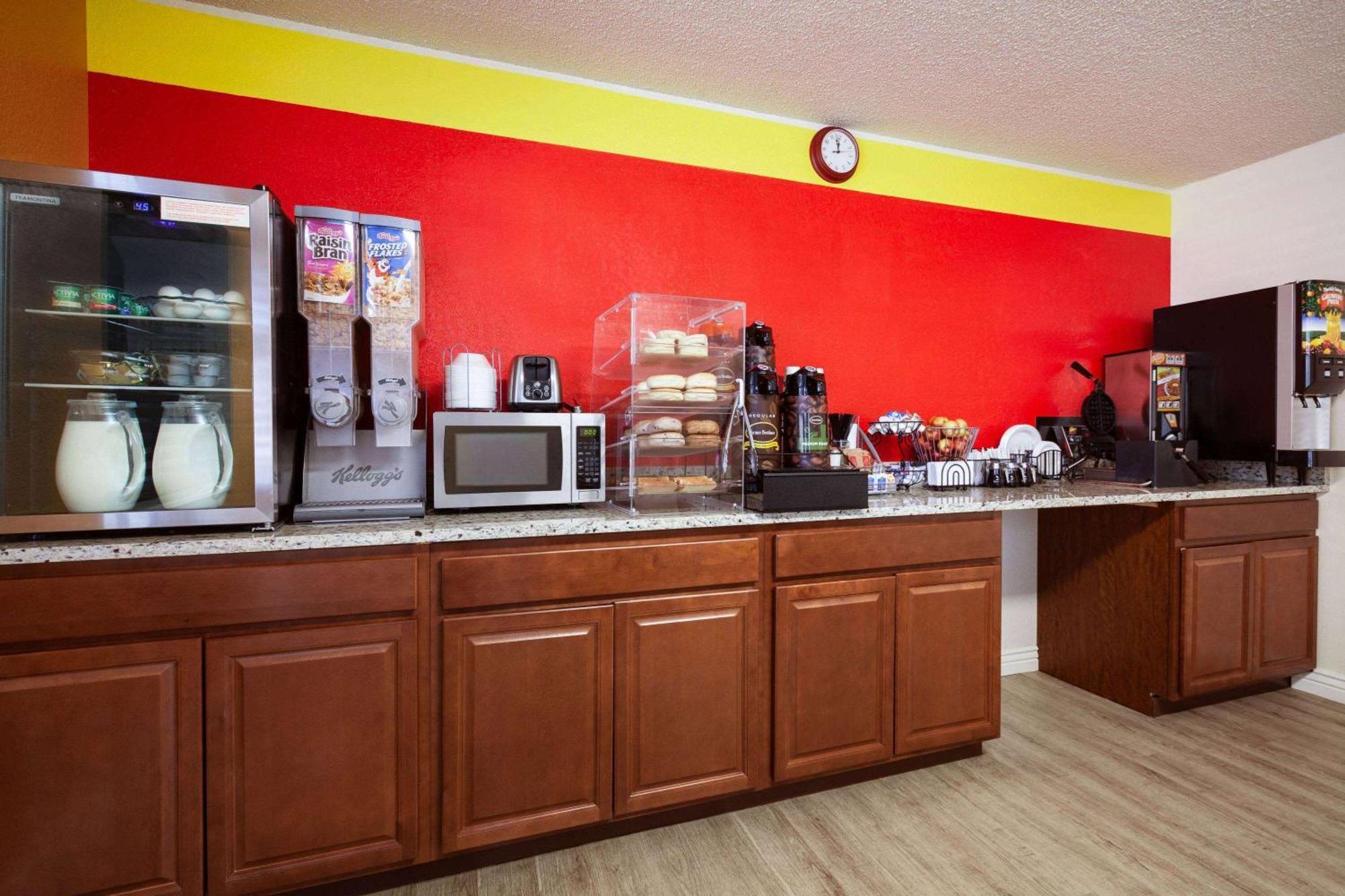 Super 8 By Wyndham Colorado Springs/afa Area Hotel Colorado Springs