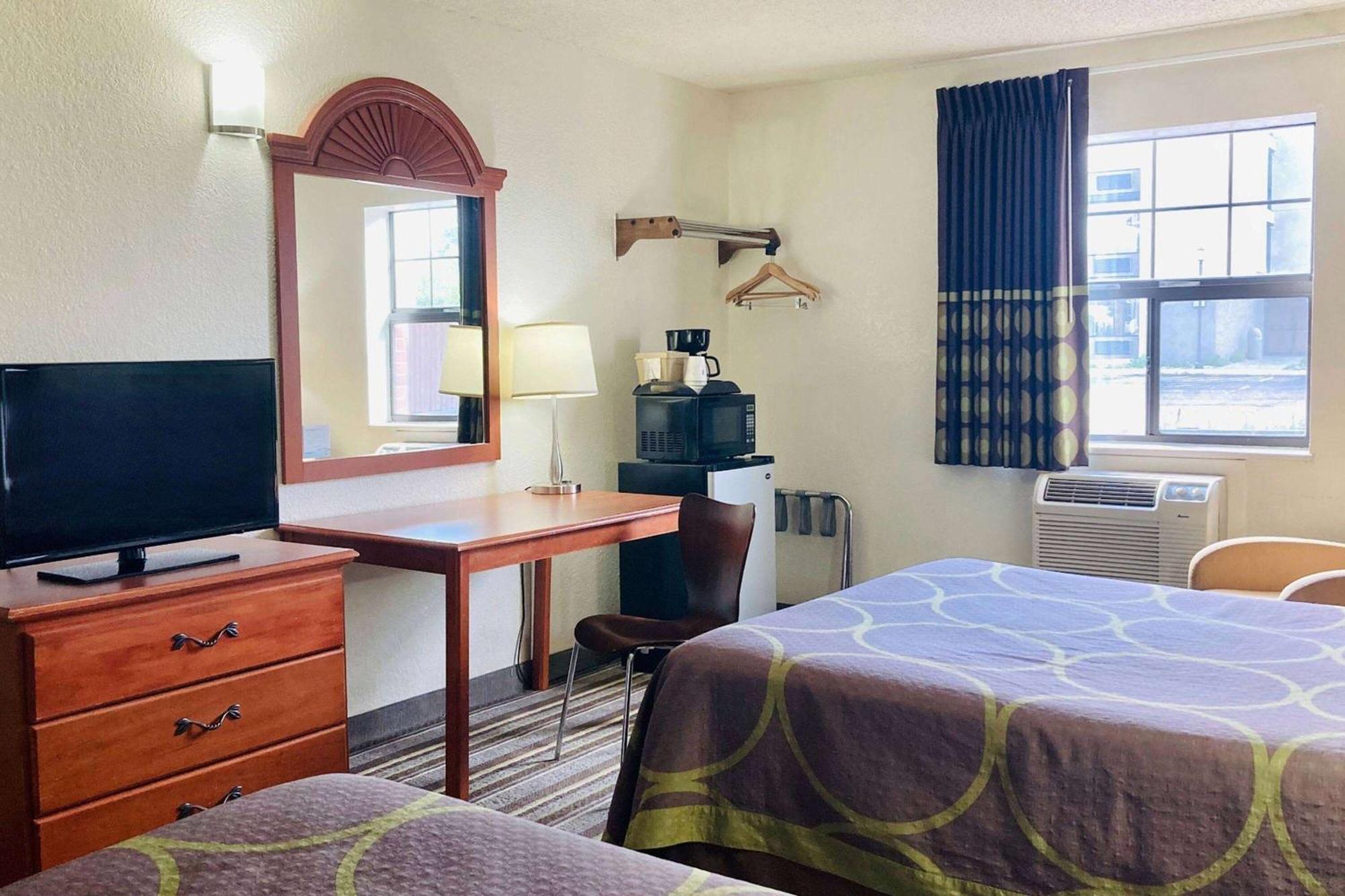Super 8 By Wyndham Colorado Springs/afa Area 2*