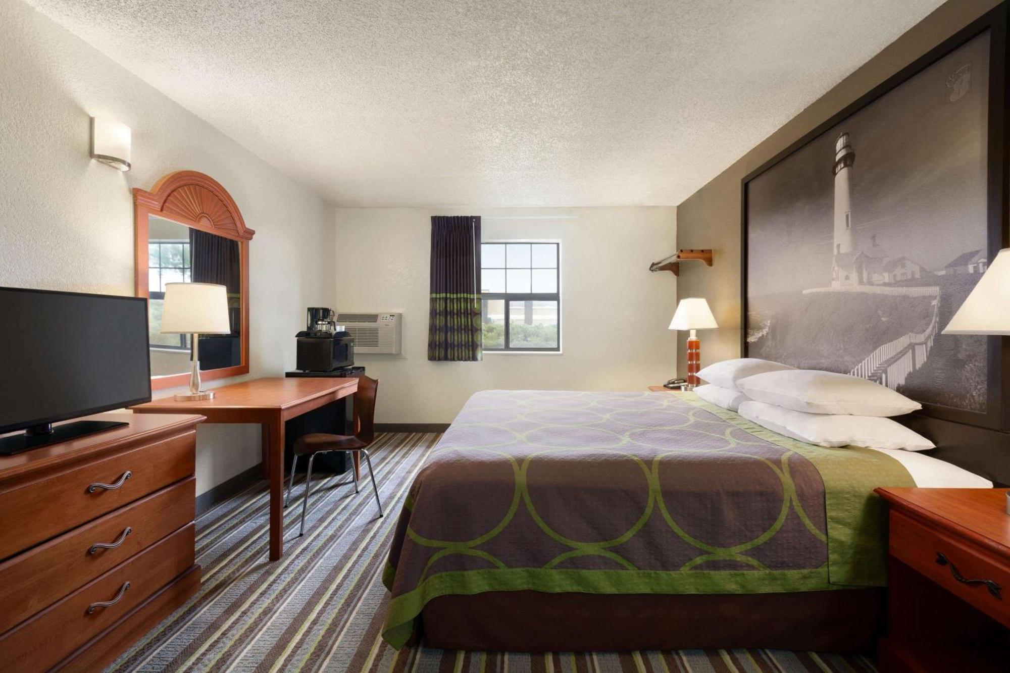 Super 8 By Wyndham Colorado Springs/afa Area Colorado Springs