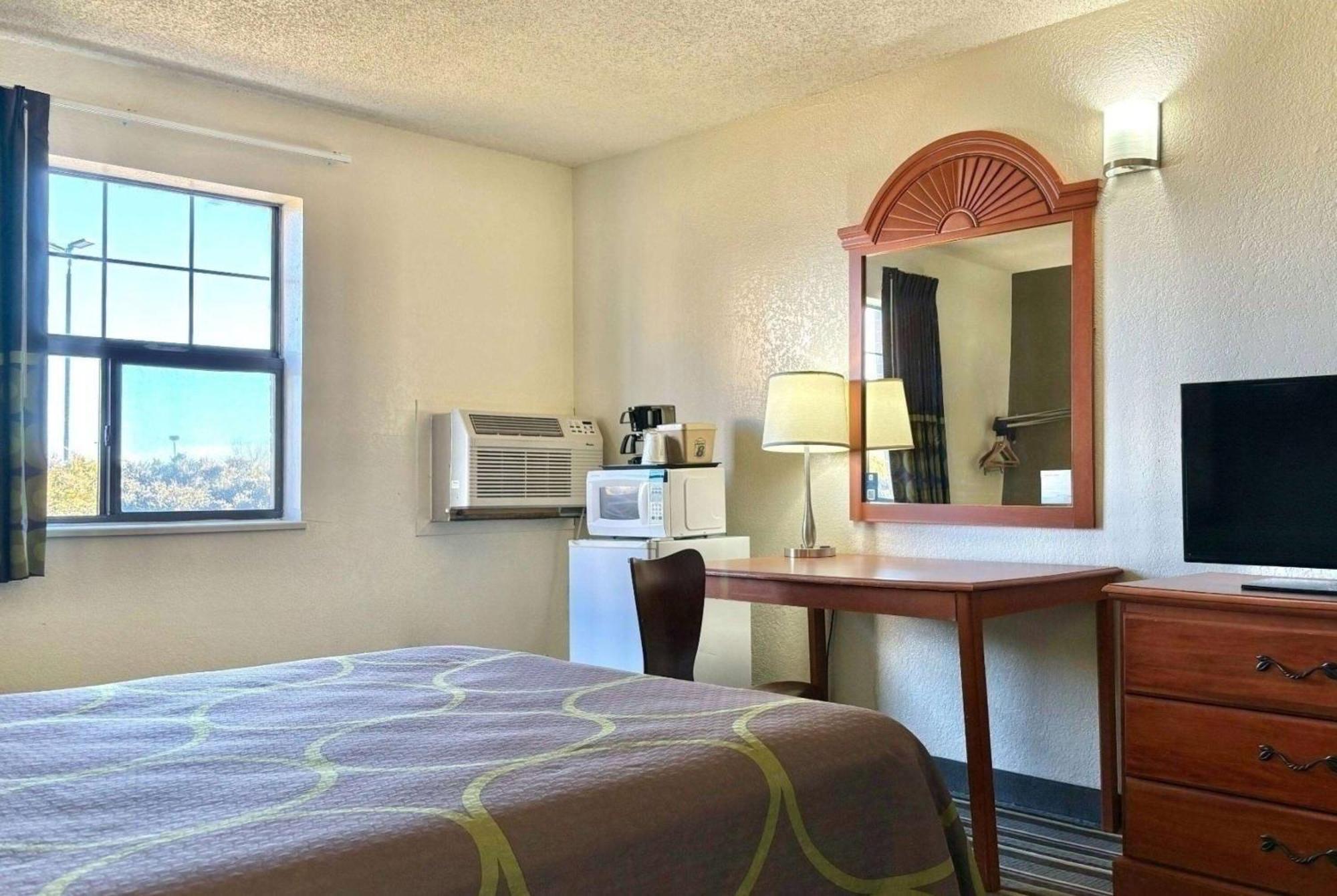Super 8 By Wyndham Colorado Springs/afa Area 2*