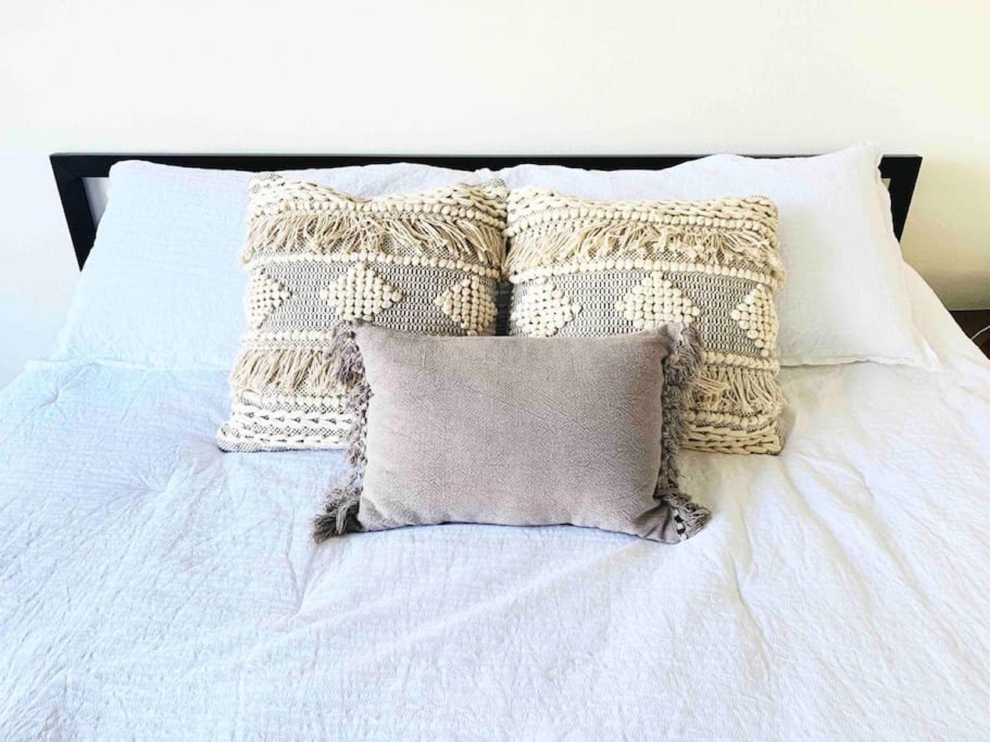 Apartment King Bed With Pike Peak Views