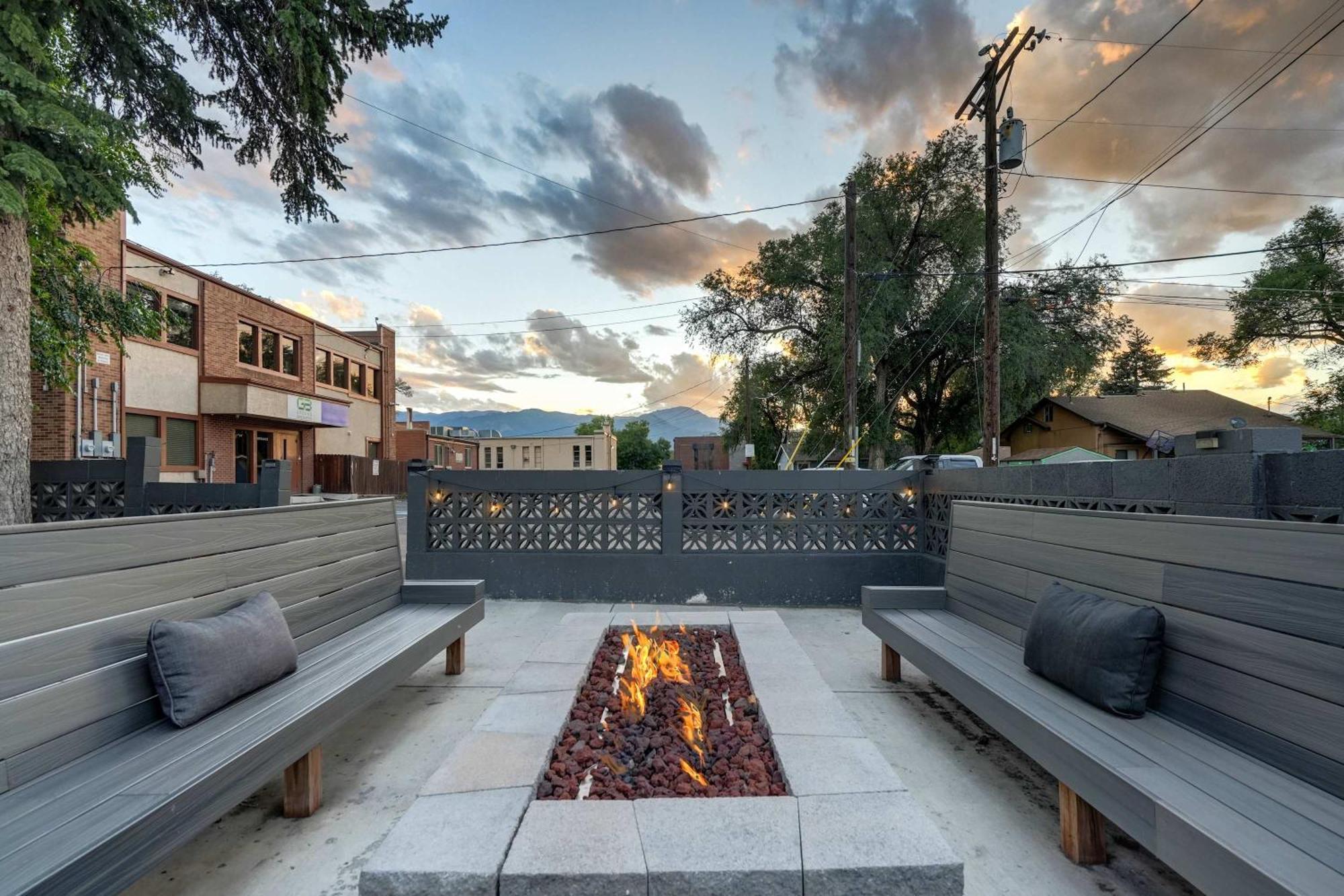 Pikes Adventure - Downtown King Scenic Views Apartment *