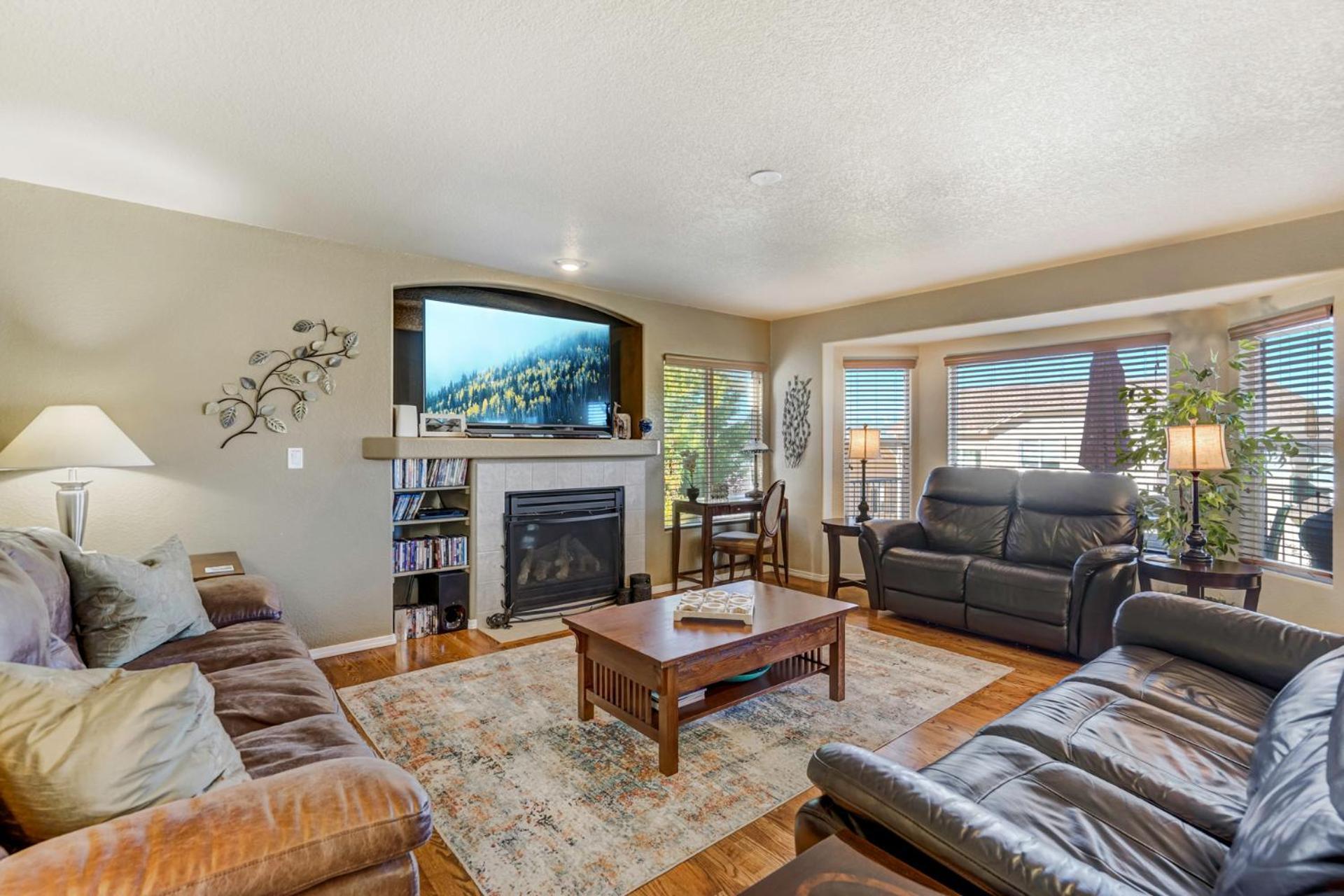 Holiday home Desirable And Spacious With Mountain Views, Deck, Grill And Yard - Walk To Coffee And Ice Cream!