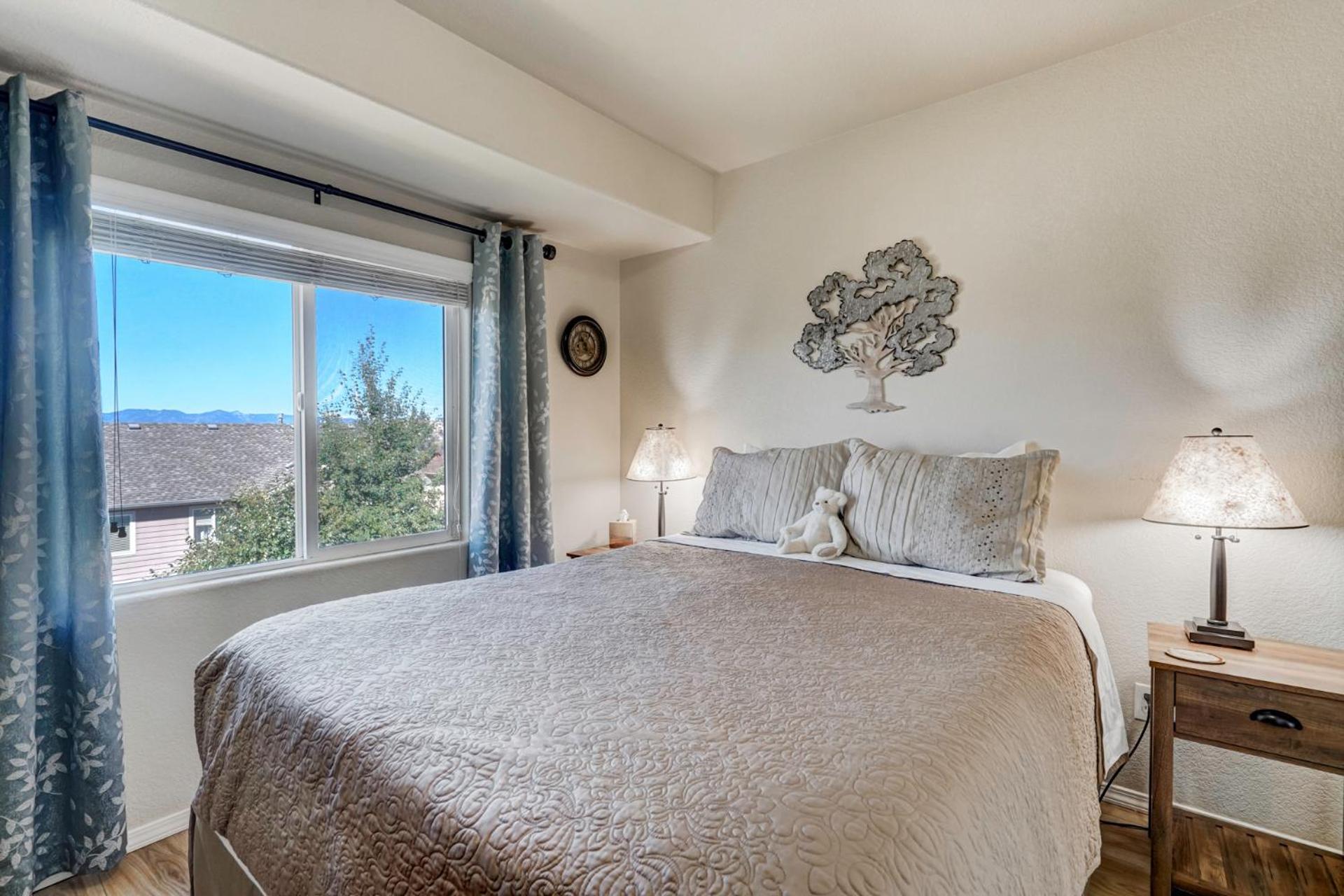 Desirable And Spacious With Mountain Views, Deck, Grill And Yard - Walk To Coffee And Ice Cream! *
