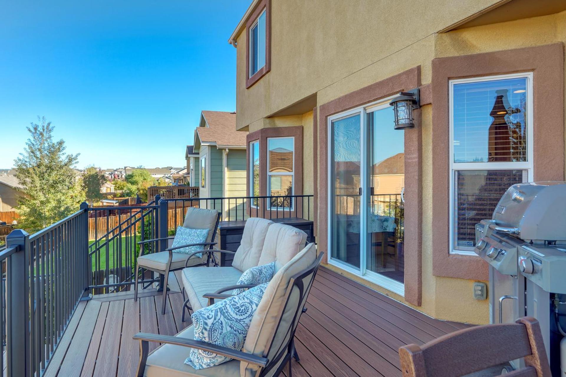 Holiday home Desirable And Spacious With Mountain Views, Deck, Grill And Yard - Walk To Coffee And Ice Cream! *