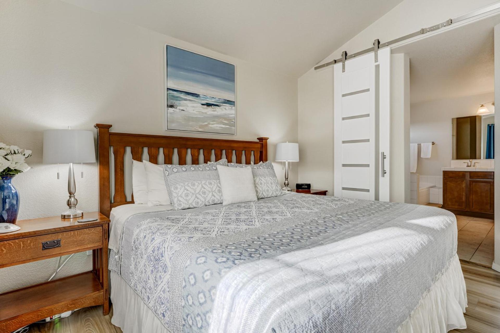 Desirable And Spacious With Mountain Views, Deck, Grill And Yard - Walk To Coffee And Ice Cream! *