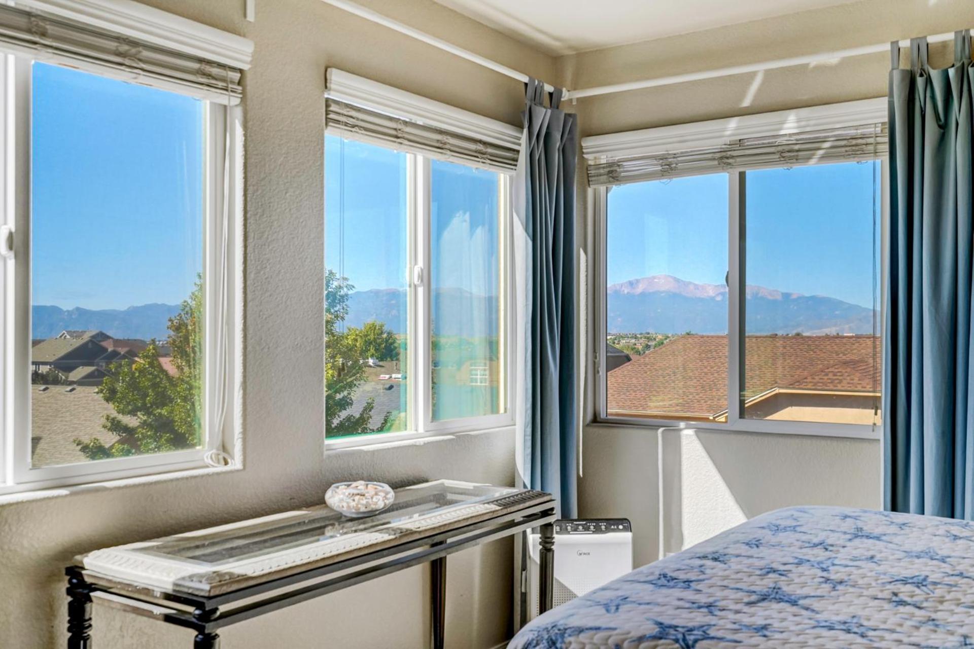 Desirable And Spacious With Mountain Views, Deck, Grill And Yard - Walk To Coffee And Ice Cream! * Colorado Springs