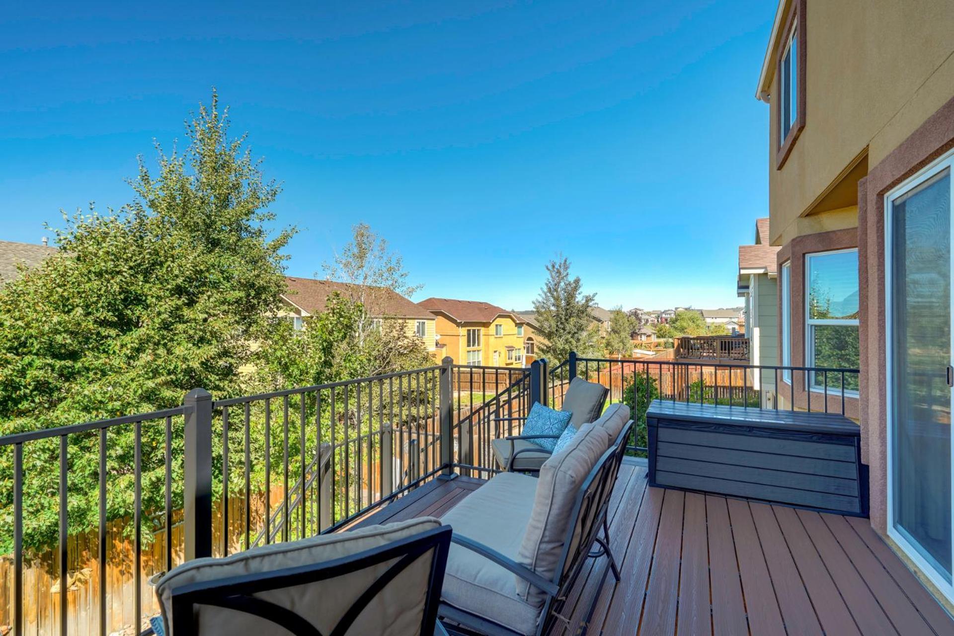 Desirable And Spacious With Mountain Views, Deck, Grill And Yard - Walk To Coffee And Ice Cream!