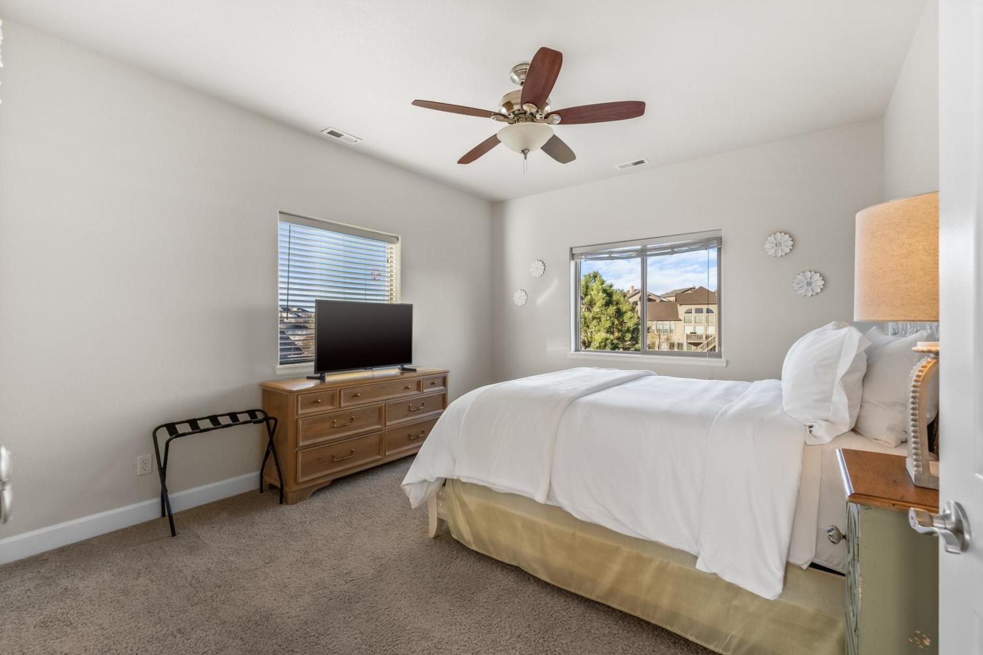 North Gate Getaway - Pet Friendly - Game Colorado Springs