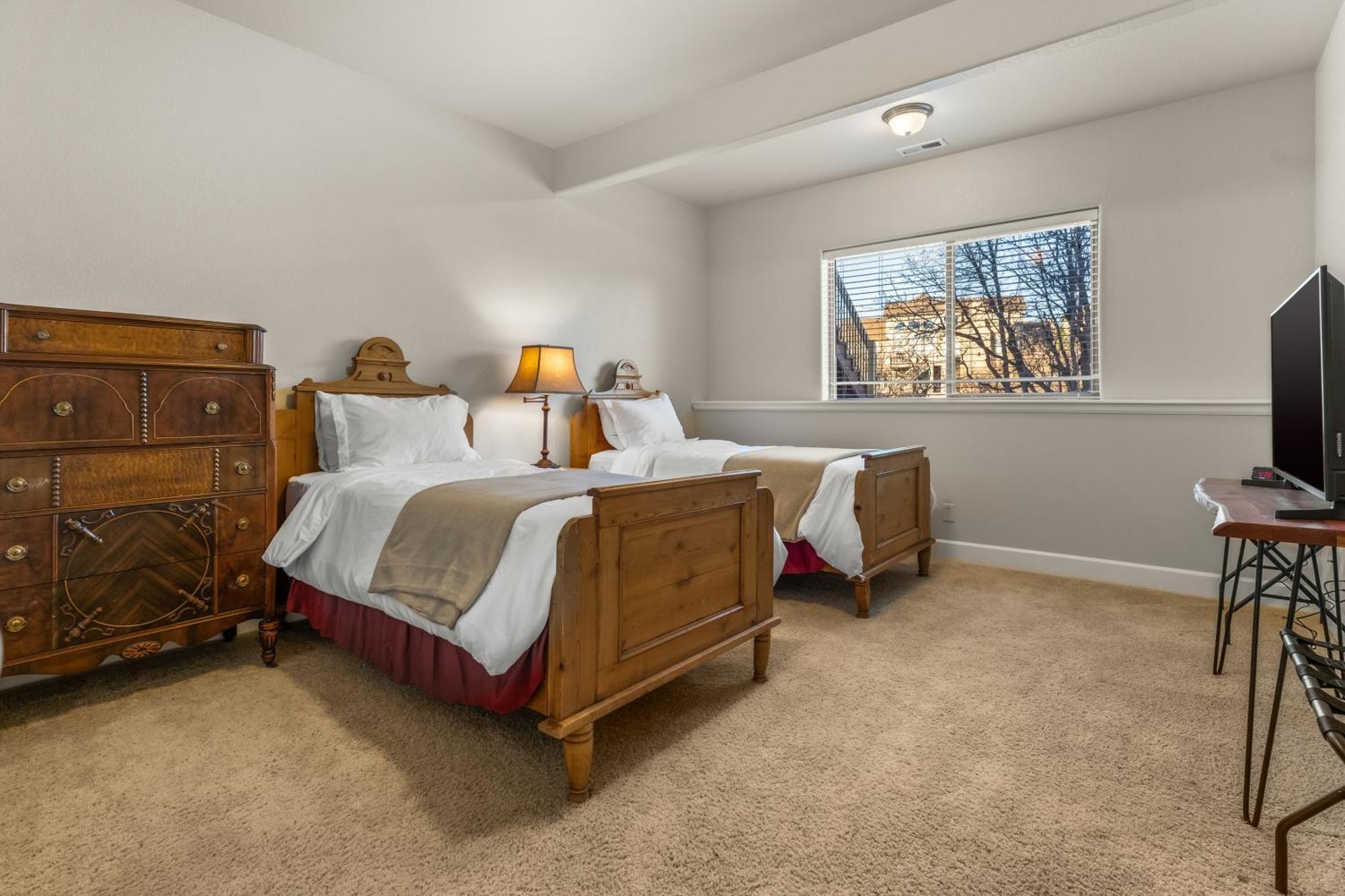 North Gate Getaway - Pet Friendly - Game Colorado Springs