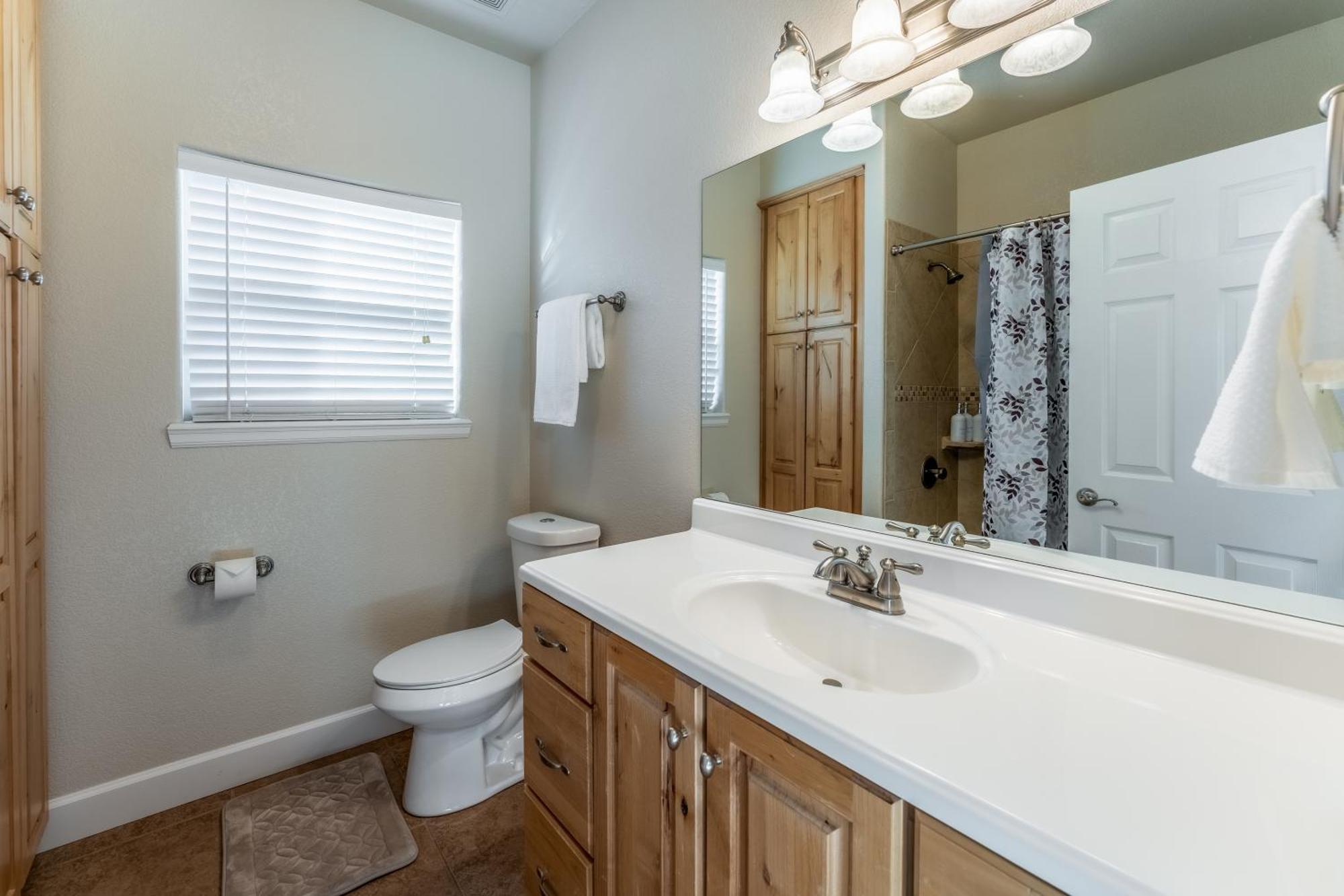 North Gate Getaway - Pet Friendly - Game