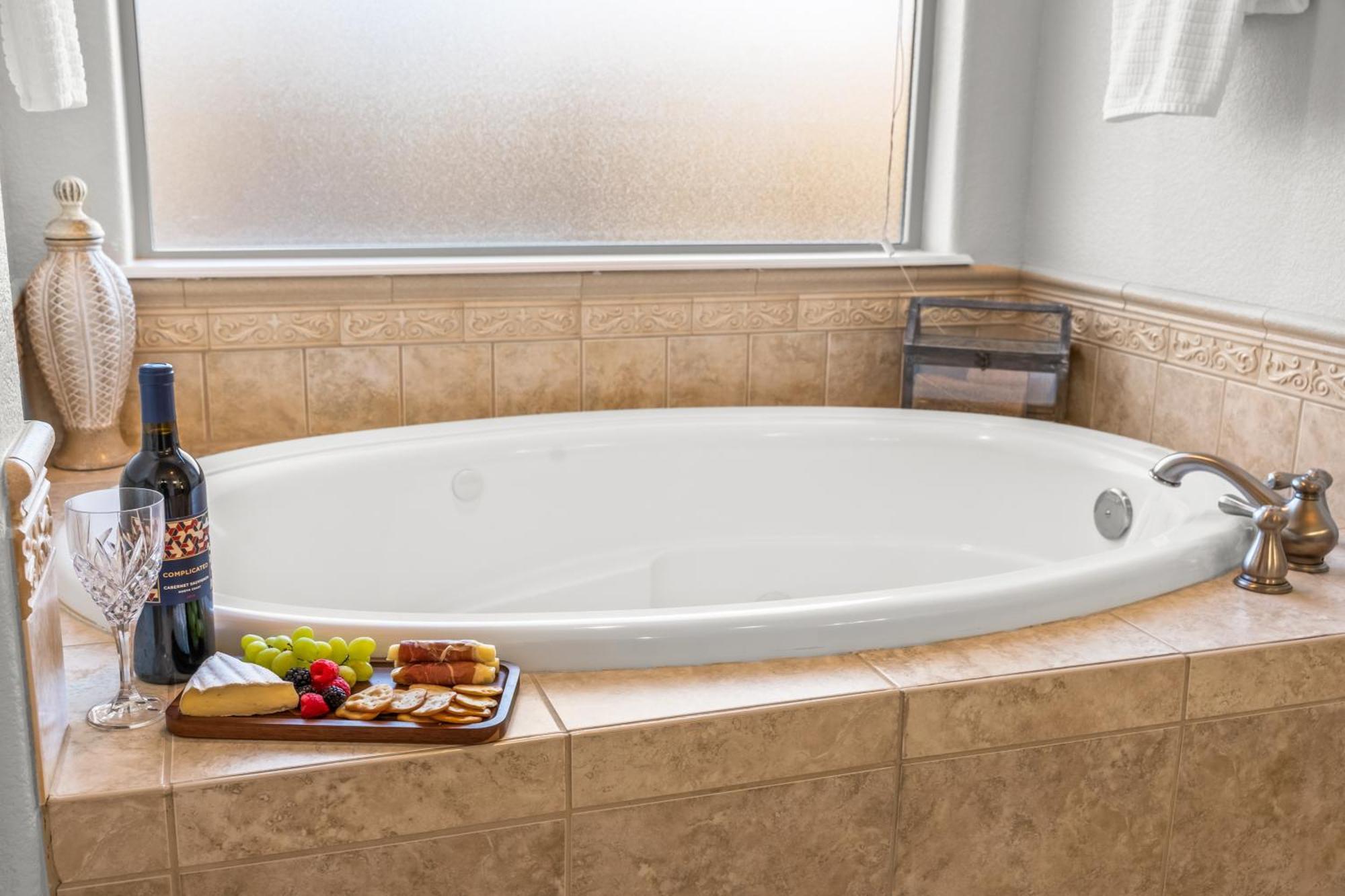 North Gate Getaway - Pet Friendly - Game Holiday home *