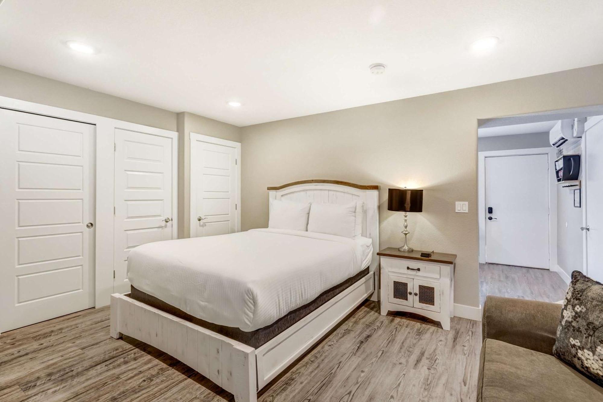 Apartment Occ Complex Mountain View Prime Location Colorado Springs
