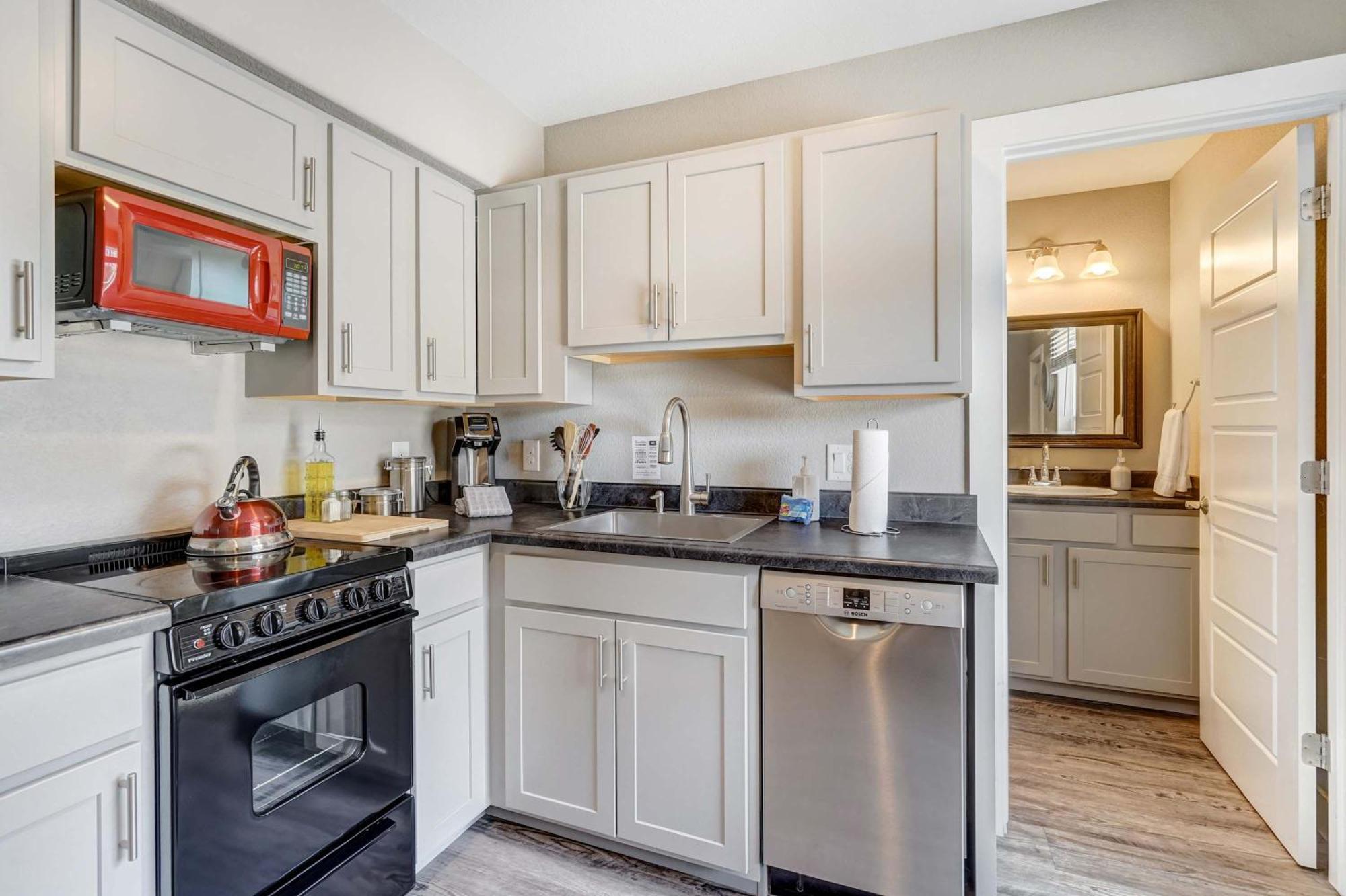 Occ Complex Mountain View Prime Location Apartment *